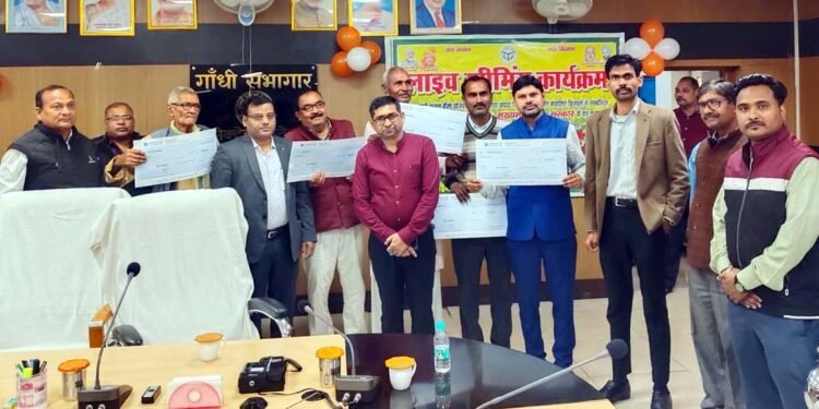 सीडीओ व एडीएम ने लाभार्थियों को सौंपी क्षतिपूर्ति की चेक