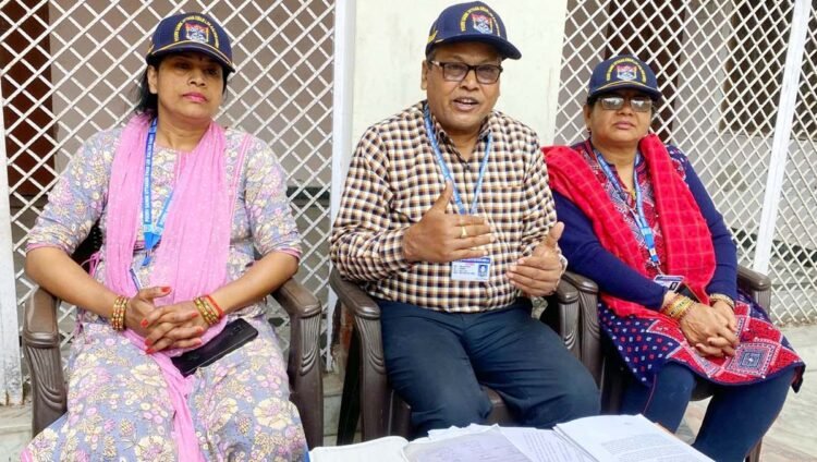 कचरे के ढेर में खड़ा हो रहा पूर्व सैनिकों का पॉलीक्लिनिक भवन