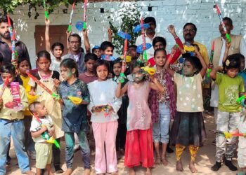 जरूरतमंद परिवारों के बच्चों के साथ होली पर्व की खुशियाँ बाँटी