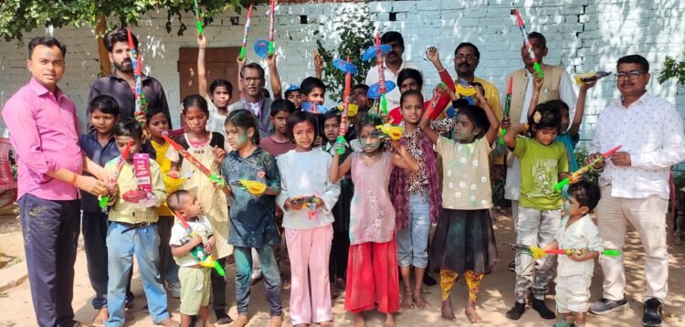 जरूरतमंद परिवारों के बच्चों के साथ होली पर्व की खुशियाँ बाँटी