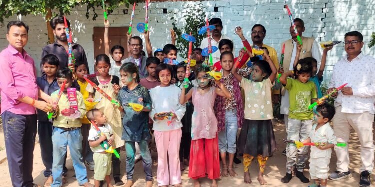 जरूरतमंद परिवारों के बच्चों के साथ होली पर्व की खुशियाँ बाँटी