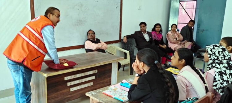 महाविद्यालय की छात्राओं को दिया सीपीआर प्रशिक्षण