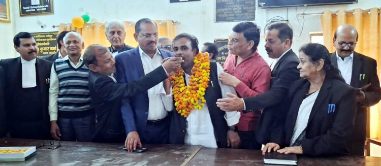 कांग्रेस विधि प्रकोष्ठ के जिलाध्यक्ष का अधिवक्ताओं ने किया स्वागत