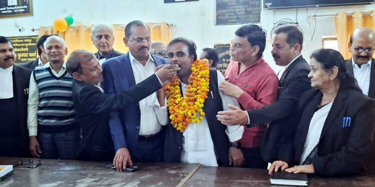 कांग्रेस विधि प्रकोष्ठ के जिलाध्यक्ष का अधिवक्ताओं ने किया स्वागत