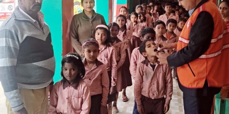 रेडक्रास चेयरमैन ने 339 बच्चों को दी चिकनपाक्स की दवा