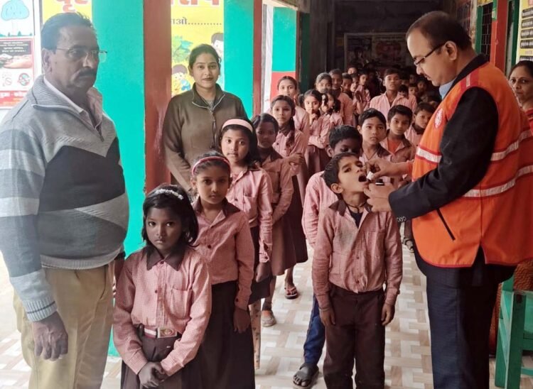 रेडक्रास चेयरमैन ने 339 बच्चों को दी चिकनपाक्स की दवा