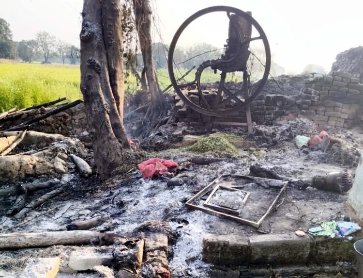 घर में आग लगने से गृहस्थी खाक, बैल की मौत