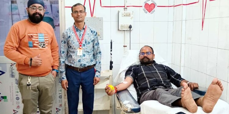 सर्व फॉर ह्यूमैनिटी के सदस्य ने किया रक्तदान