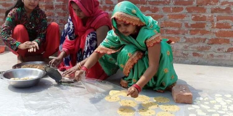 होली पर्व को लेकर चिप्स-पापड़ बना रहीं महिलाएं