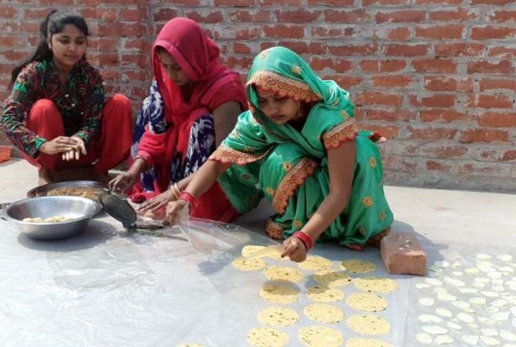 होली पर्व को लेकर चिप्स-पापड़ बना रहीं महिलाएं