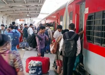ट्रेनें फुल होने से घर वापसी में अड़चन