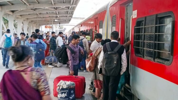 ट्रेनें फुल होने से घर वापसी में अड़चन