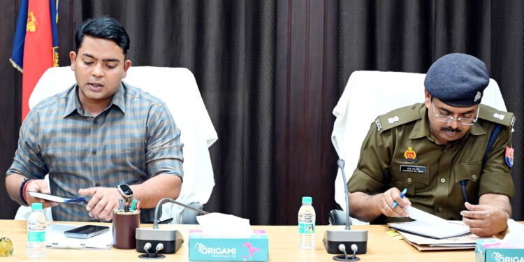 त्योहारों पर विशेष सतर्कता बरतें थाना प्रभारी: एसपी