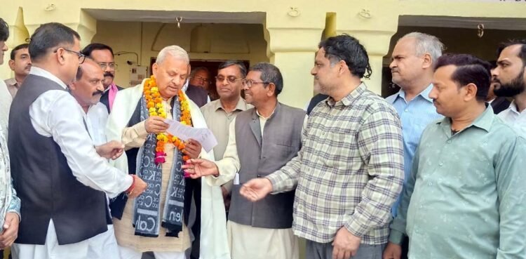 उत्तर प्रदेश उद्योग व्यापार मंडल ने सांसद को सौंपा ज्ञापन