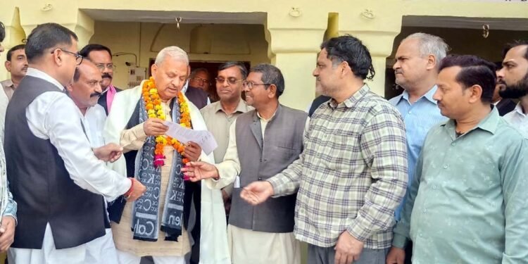 उत्तर प्रदेश उद्योग व्यापार मंडल ने सांसद को सौंपा ज्ञापन