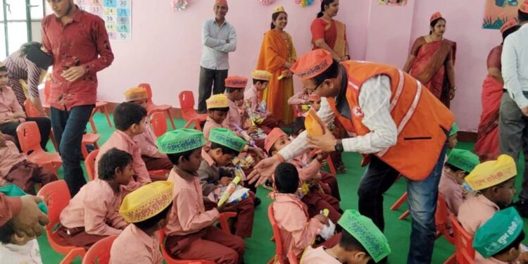 रेडक्रास चेयरमैन ने दिव्यांगों के साथ मनाया होलिकोत्सव