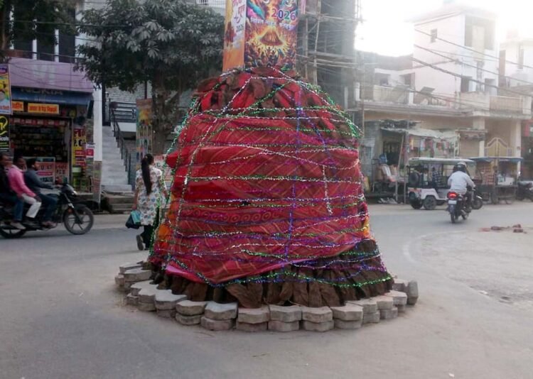 होलिका दहन की तैयारियां जोरों पर, शहरवासी उत्साह से लबरेज