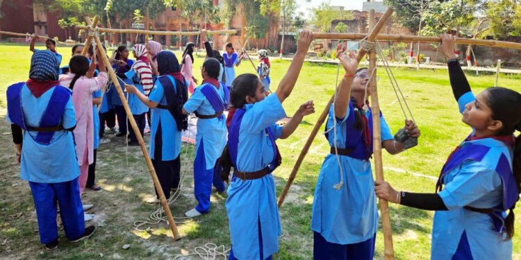 रेंजर्स कैंप के दूसरे दिन छात्राओं को गांठो का दिया प्रशिक्षण