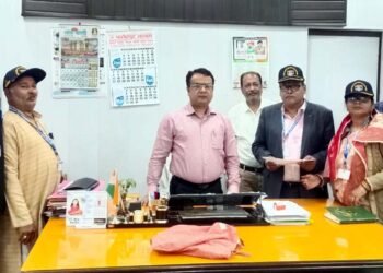 सैनिक पांलीक्लिनिक भूमि को लेकर पालिका ईओ से मिले समिति के लोग