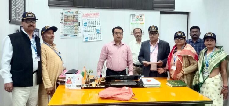 सैनिक पांलीक्लिनिक भूमि को लेकर पालिका ईओ से मिले समिति के लोग