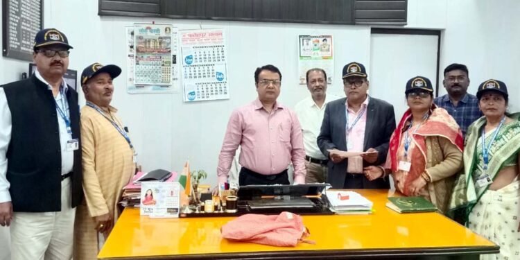 सैनिक पांलीक्लिनिक भूमि को लेकर पालिका ईओ से मिले समिति के लोग