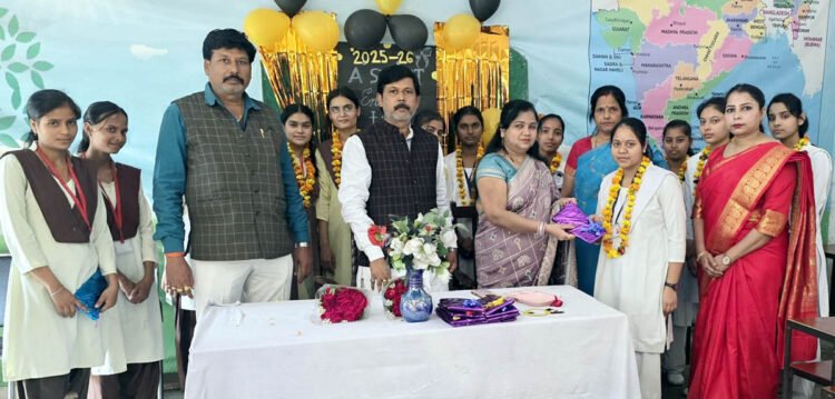लाल बहादुर शास्त्री बालिका इंटर कालेज में हुआ विदाई समारोह