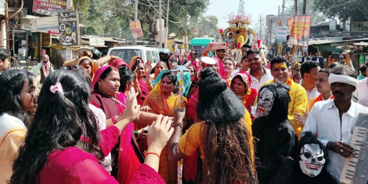 बहुआ ब्लॉक में भगवान शिव परिवार की हुई मूर्ति स्थापना