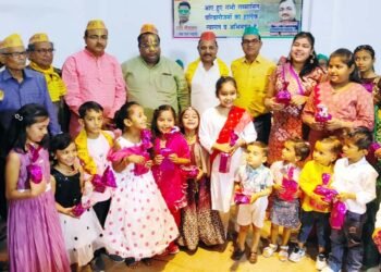 आदर्श होलिकोत्सव में बच्चों ने गीतों पर किया नृत्य