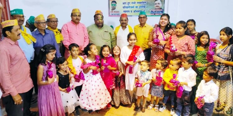 आदर्श होलिकोत्सव में बच्चों ने गीतों पर किया नृत्य