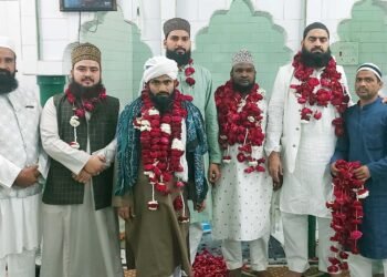 मस्जिद में कुरआन मुकम्मल, दुआओं के लिए उठे हाथ