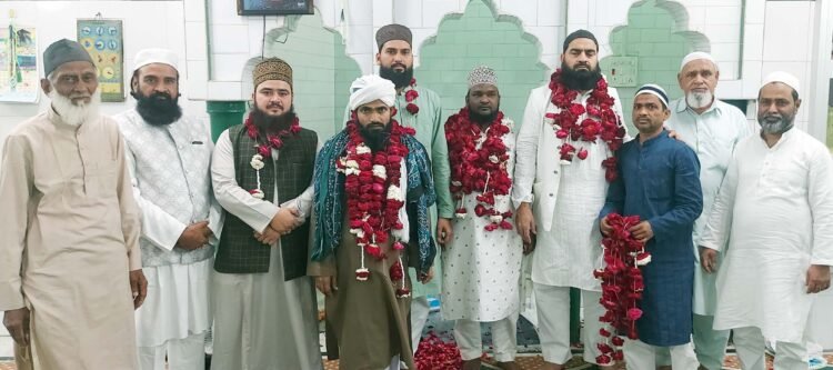 मस्जिद में कुरआन मुकम्मल, दुआओं के लिए उठे हाथ