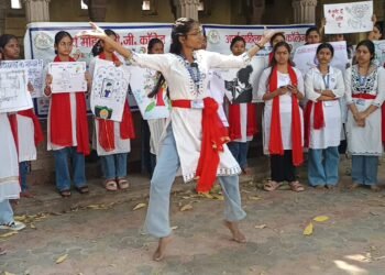 आर्य महिला पीजी कॉलेज वाराणसी ने स्किल इंडिया के तहत फोटोग्राफी महिला सशक्तिकरण के ऊपर नुक्कड़ नाटक का किया मंचन