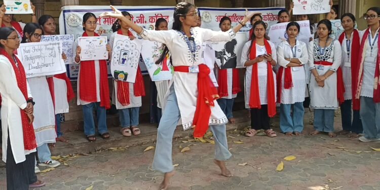 आर्य महिला पीजी कॉलेज वाराणसी ने स्किल इंडिया के तहत फोटोग्राफी महिला सशक्तिकरण के ऊपर नुक्कड़ नाटक का किया मंचन