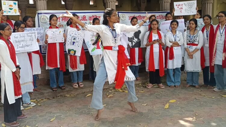 आर्य महिला पीजी कॉलेज वाराणसी ने स्किल इंडिया के तहत फोटोग्राफी महिला सशक्तिकरण के ऊपर नुक्कड़ नाटक का किया मंचन