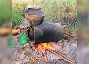 जहरीली शराब का काला कारोबार: भट्टियां धधक रही, जिम्मेदार खामोश
