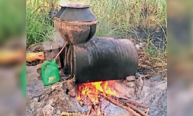 जहरीली शराब का काला कारोबार: भट्टियां धधक रही, जिम्मेदार खामोश