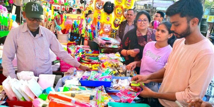 फागुन गीतों के बीच जिले भर में हुआ होलिका दहन