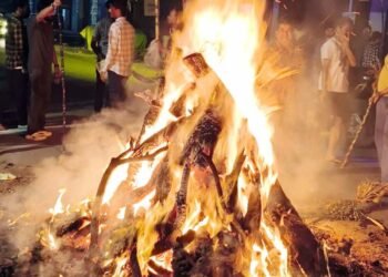 होलिका दहन संग उड़ा गुलाल, आज बरसेगा रंग