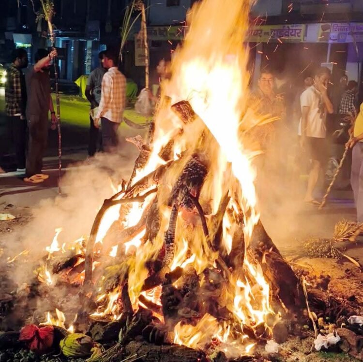 होलिका दहन संग उड़ा गुलाल, आज बरसेगा रंग