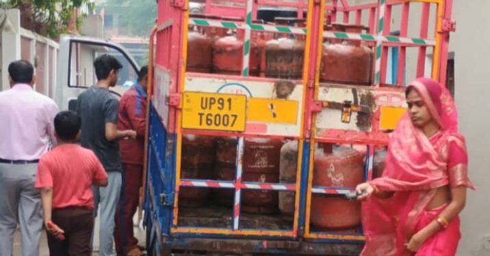 कस्बे में गैस आपूर्ति पटरी पर, डोर-टू-डोर सिलेंडर मिलने से उपभोक्ताओं को राहत
