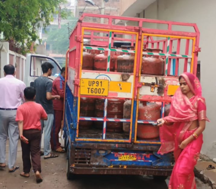 कस्बे में गैस आपूर्ति पटरी पर, डोर-टू-डोर सिलेंडर मिलने से उपभोक्ताओं को राहत