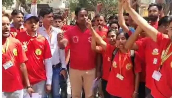 मानदेय व सामाजिक सुरक्षा की मांग को लेकर आपदा मित्रों का प्रदर्शन