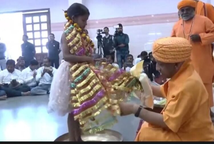 गोरखनाथ मंदिर में शक्ति की आराधना: मुख्यमंत्री योगी ने कन्याओं के पांव पखारकर लिया आशीर्वाद