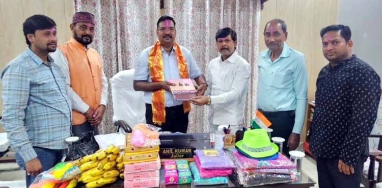 जेल में बंदियों को पहुंचाया अबीर गुलाल व गुझिया