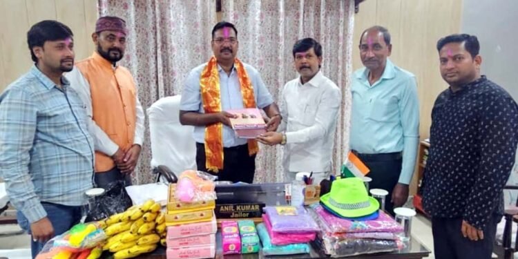 जेल में बंदियों को पहुंचाया अबीर गुलाल व गुझिया