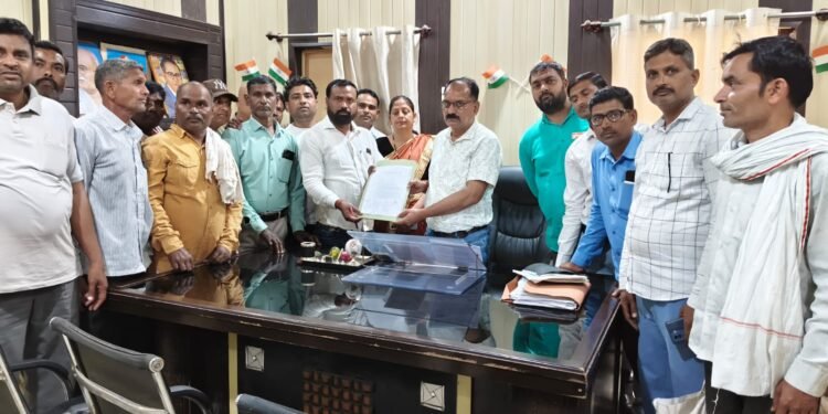 राजपुर में रोजगार सेवकों ने बीडीओ को सौंपा ज्ञापन