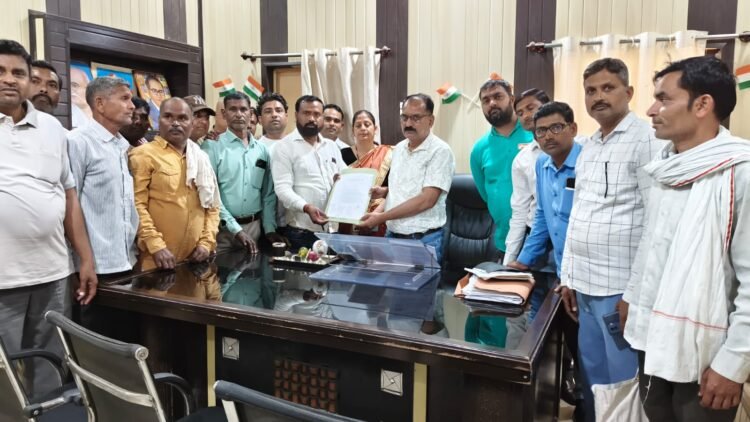 राजपुर में रोजगार सेवकों ने बीडीओ को सौंपा ज्ञापन