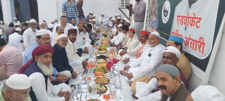 सपा नेता के रोजा इफ्तार में मांगी गई मुल्क में अमन चैन की दुआएं