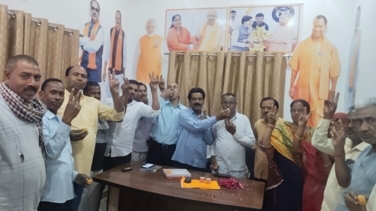 मिष्ठान वितरण कर मनाई खुशियां