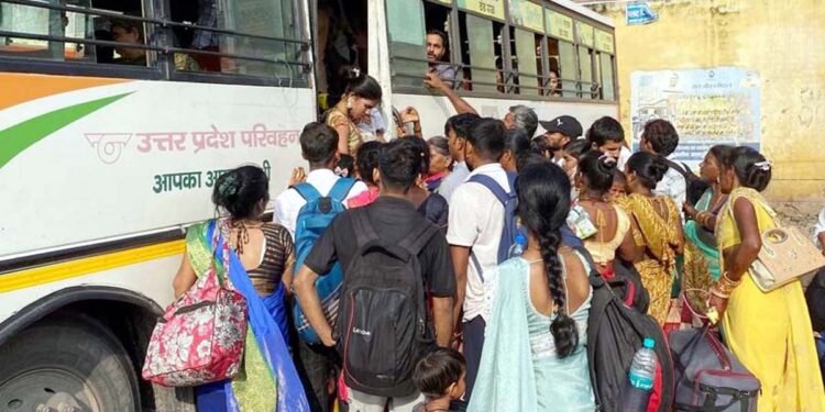 होली में घर वापसी की मशक्कत, ट्रेनें व बसें फुल